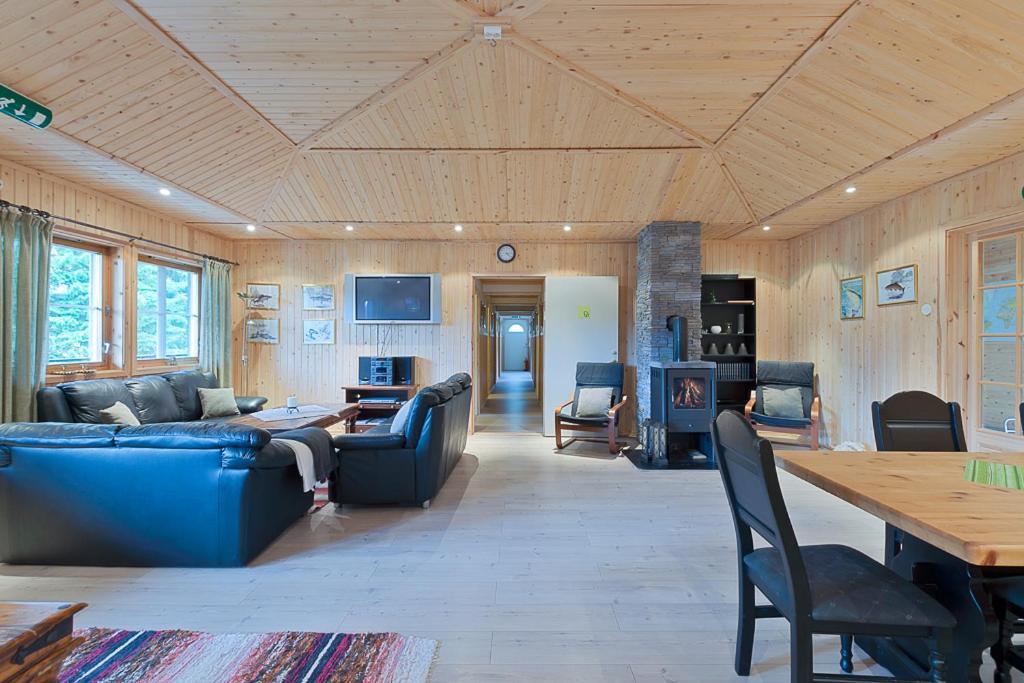 Lodge & *